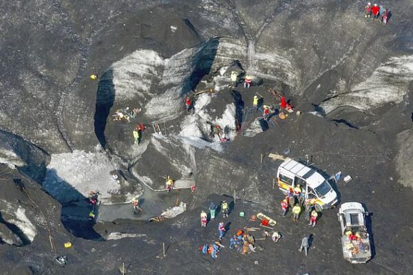 Turista muere en cueva de hielo en Islandia