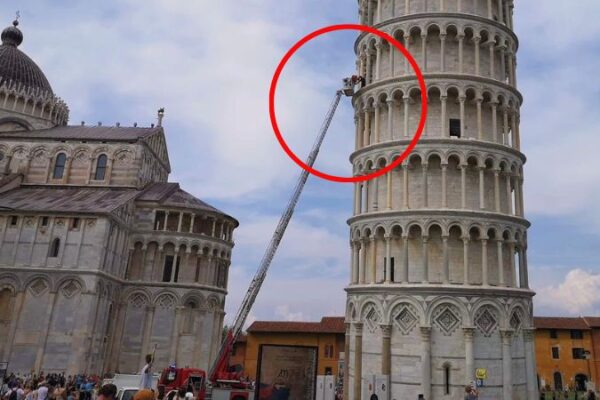 Bomberos rescatan a turista de la Torre de Pisa