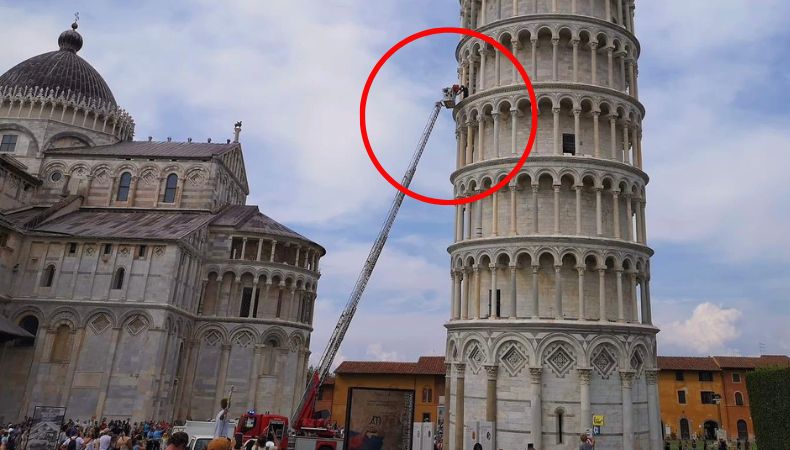 Bomberos rescatan a turista de la Torre de Pisa